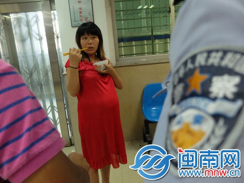 在派出所，民警裝了一碗飯給女子吃