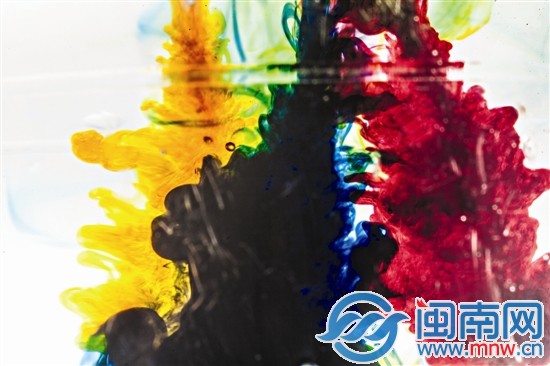 三只畫(huà)筆同時(shí)抽離，根部的底色隨水流向上涌動(dòng)