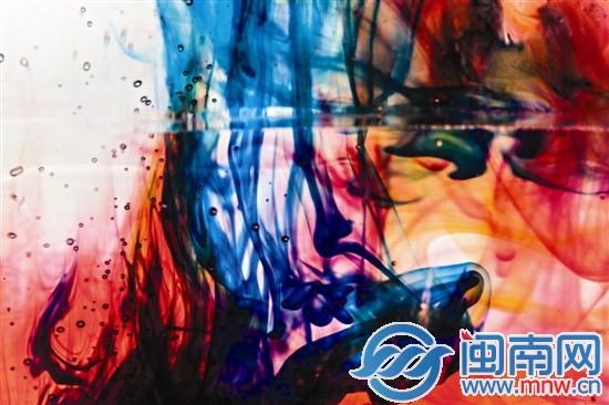 三只畫(huà)筆在水中攪拌，水里開(kāi)始出現(xiàn)抽象畫(huà)