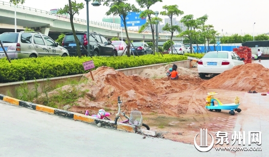 正大門外臨時停車位被建筑材料擠占
