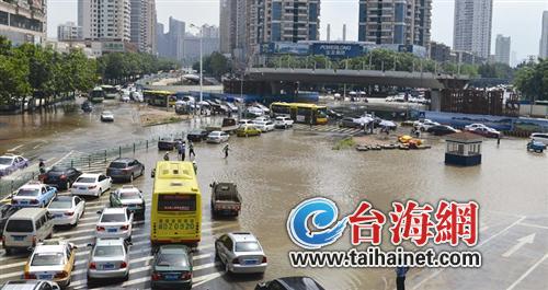 路面被大水淹了兩小時