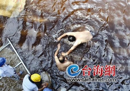 路面被大水淹了兩小時2