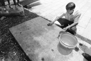 管理人員在清洗石碑。