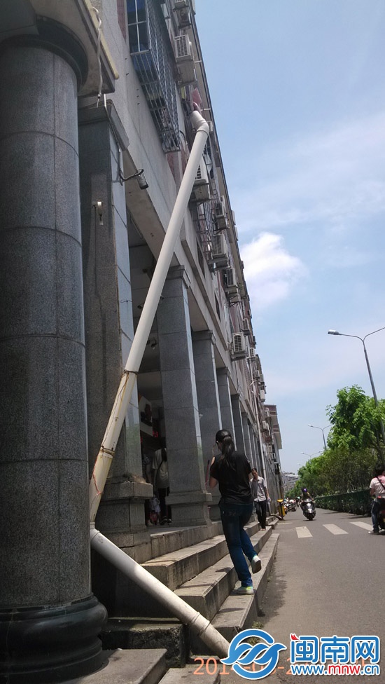 排水管斷裂 懸空一個月