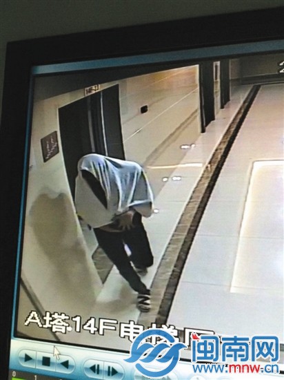 監(jiān)控顯示，一名蒙面男出現(xiàn)在事發(fā)樓層