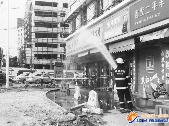 挖掘機(jī)挖破煤氣管道 消防官兵灑水稀釋煤氣濃度