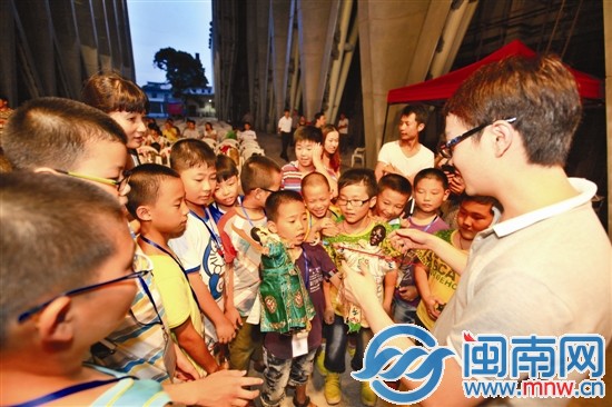 小記者們向演員學習木偶表演