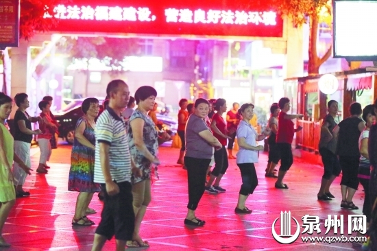 在市工人文化宮跳廣場(chǎng)舞的人們