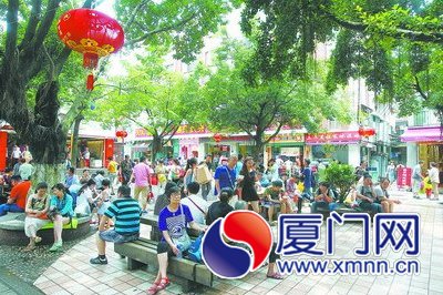 下午停電后，居民紛紛到街心公園乘涼