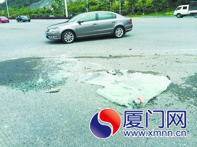 事故現(xiàn)場留下一地玻璃