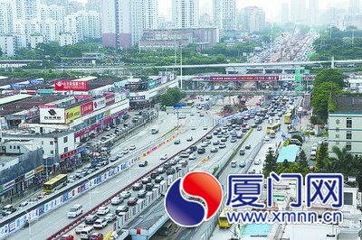 今早,仙岳路出現(xiàn)了交通緩行現(xiàn)象