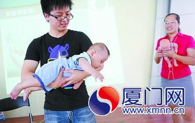 表演“飛機(jī)抱”。