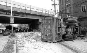 摩托車(chē)駕駛員被壓身亡