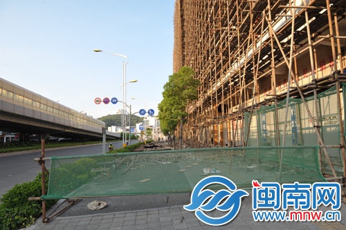 人行道被堵，行人沒法過