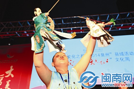 上臺(tái)表演，架勢(shì)足吧！