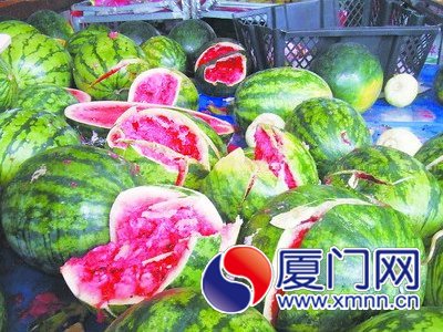 大西瓜全被砸裂，賣不出去