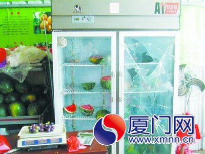 店里冰箱被砸壞