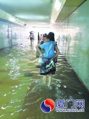 不少行人都打赤腳過地下通道