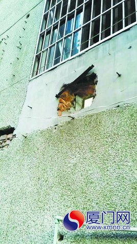 小偷就是從這個洞進店