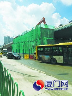 仙岳高架臺(tái)灣街路口北側(cè)圍擋施工