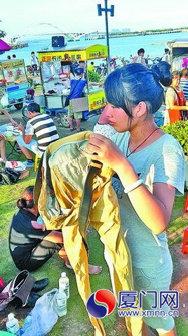 拿著小王的衣服,朋友們很傷心