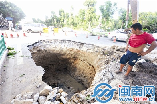 這個(gè)大坑深6米多，面積約20平方米