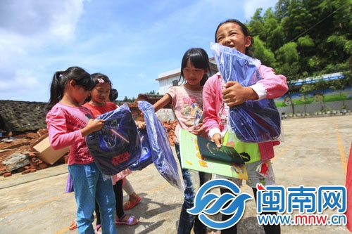 為孩子們送去300個(gè)書包