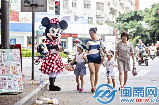路邊快樂的米妮，吸引著孩子的目光