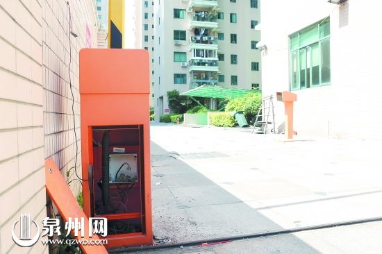 小區(qū)路閘的控制設備也被拆走了