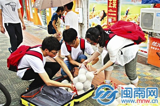 大學(xué)生用旅行箱，將椰子拉到景點(diǎn)賣