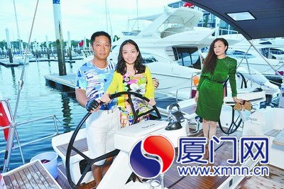 一家三口駕船抵廈