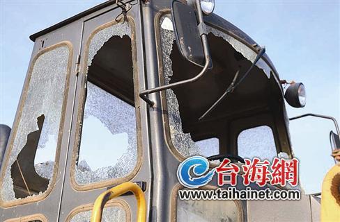 挖掘機小車遭砸