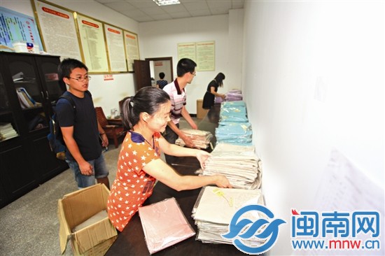 王先生夫婦捐贈(zèng)的針織衫被送進(jìn)東美社區(qū)海都互助會(huì)聯(lián)