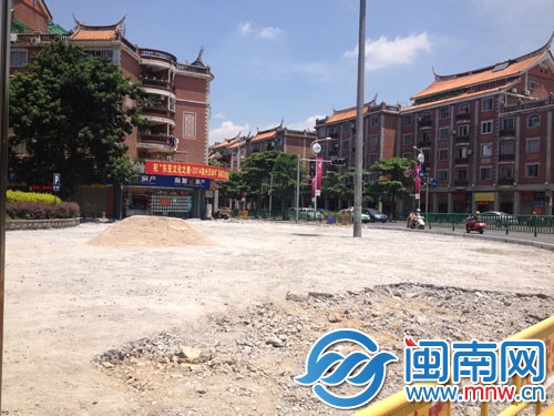 小廣場(chǎng)原有的路面磚已被清除