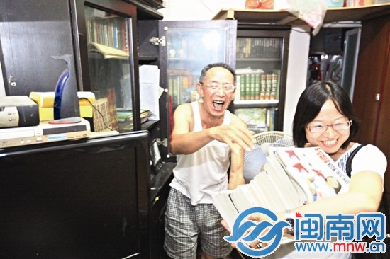 昨日蔡老師送了近300本書，重得記者都拿不動