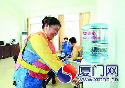 海滄的環(huán)衛(wèi)工作站有空調(diào)、沙發(fā)、飲水機(jī)和微波爐，像