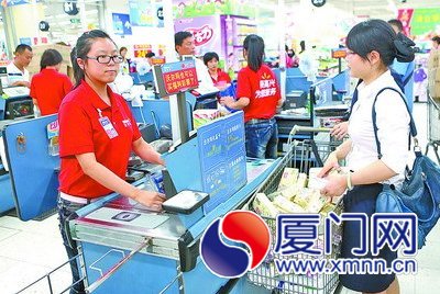 去年暑假有不少學(xué)生在賣場勤工儉學(xué)