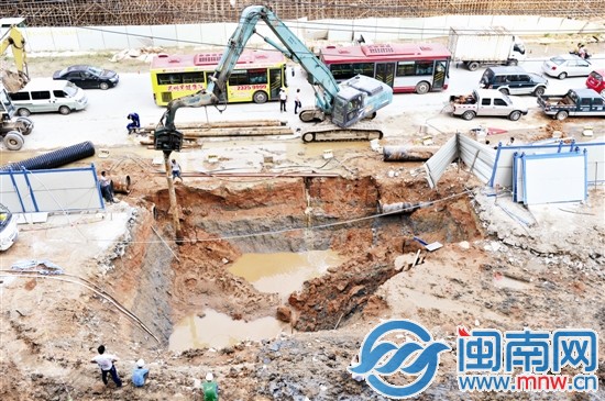 安置房工地挖化糞池，導(dǎo)致自來水管斷裂，城東洛江近