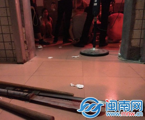 美容店被取締，民警還搜出數(shù)把砍刀