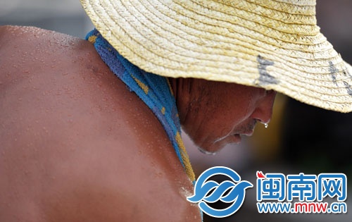 炎熱天氣里，一名工人汗流浹背