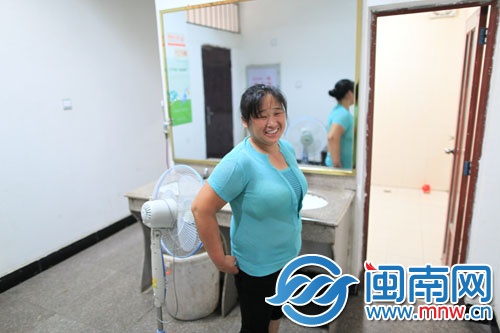 衣服穿上身，王大姐笑了