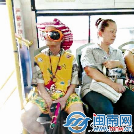 阿伯的打扮很有夏威夷風(fēng)情，還是撞色混搭