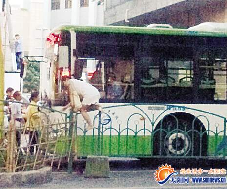 穿高跟鞋 跨越護(hù)欄