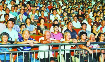 老年人看得津津有味