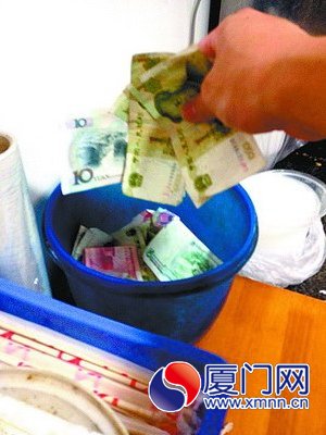 客都會(huì)自覺地把錢放進(jìn)這個(gè)塑料桶