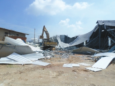 2日，官橋組織150多人、15輛車，在市行政執(zhí)法局、市