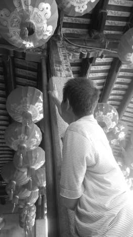 中亭柱子變形，臨時(shí)用鐵管進(jìn)行焊接。