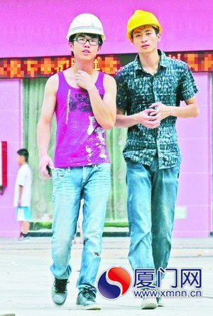 高溫天在戶外要做好防護。圖為從事戶外工作的青年。