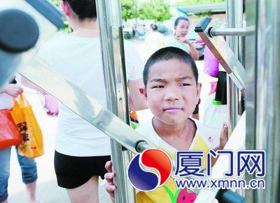 小學(xué)積分入學(xué)首日島內(nèi)3千人報名1