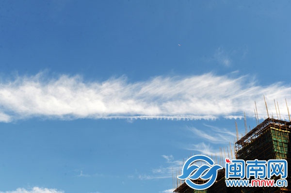 昨日上午9點多，泉州市區(qū)坪山路上空形狀奇異的云彩
